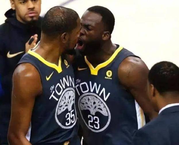 NBA球星在社交媒体上秀恩爱，引发热议