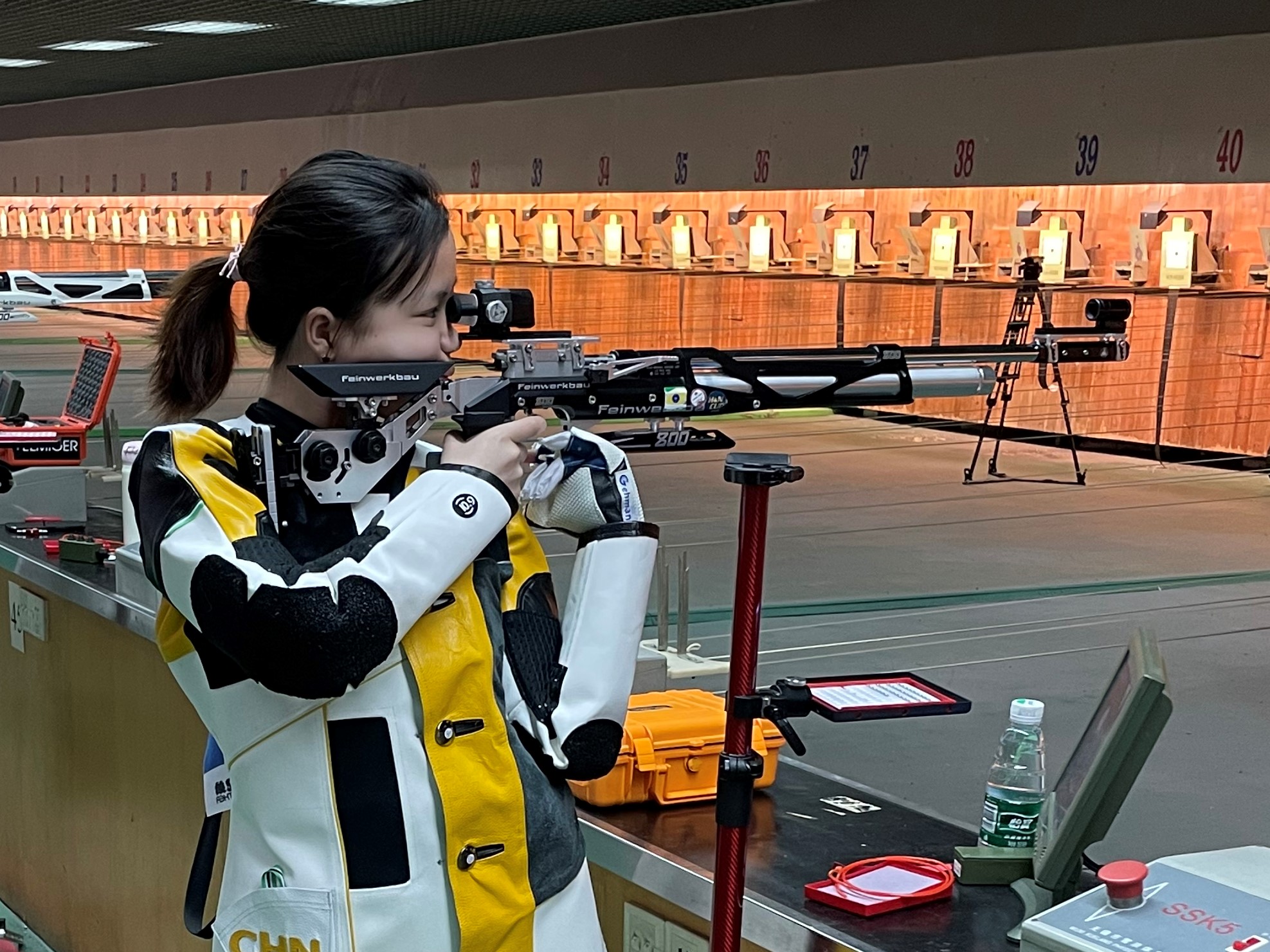 射击选拔赛选手实力华丽，领先一步