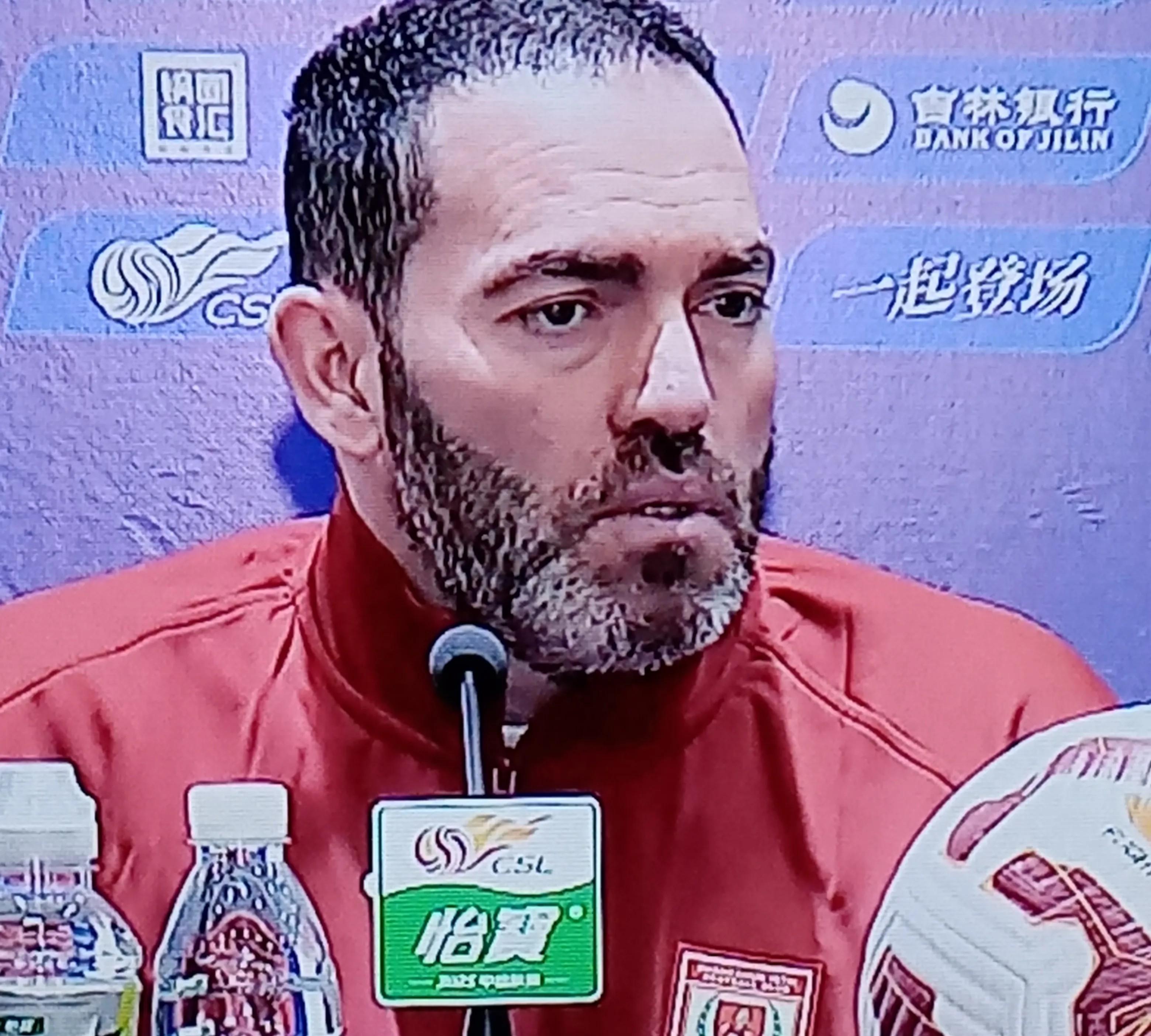 球队主教练在赛后接受采访，对球队表现表示满意的简单介绍