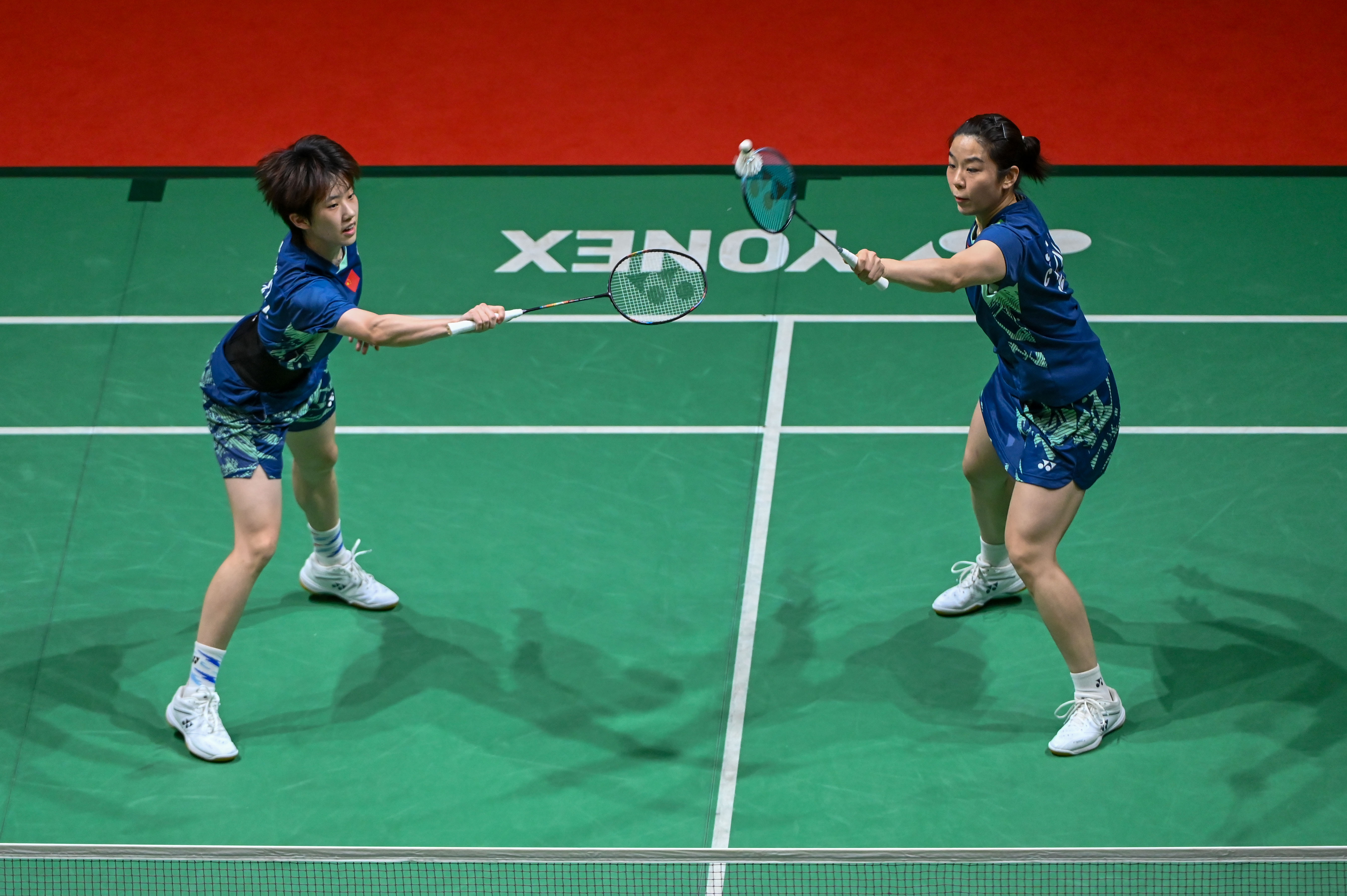 爱游戏app-羽毛球女双激烈对决，比分激荡
