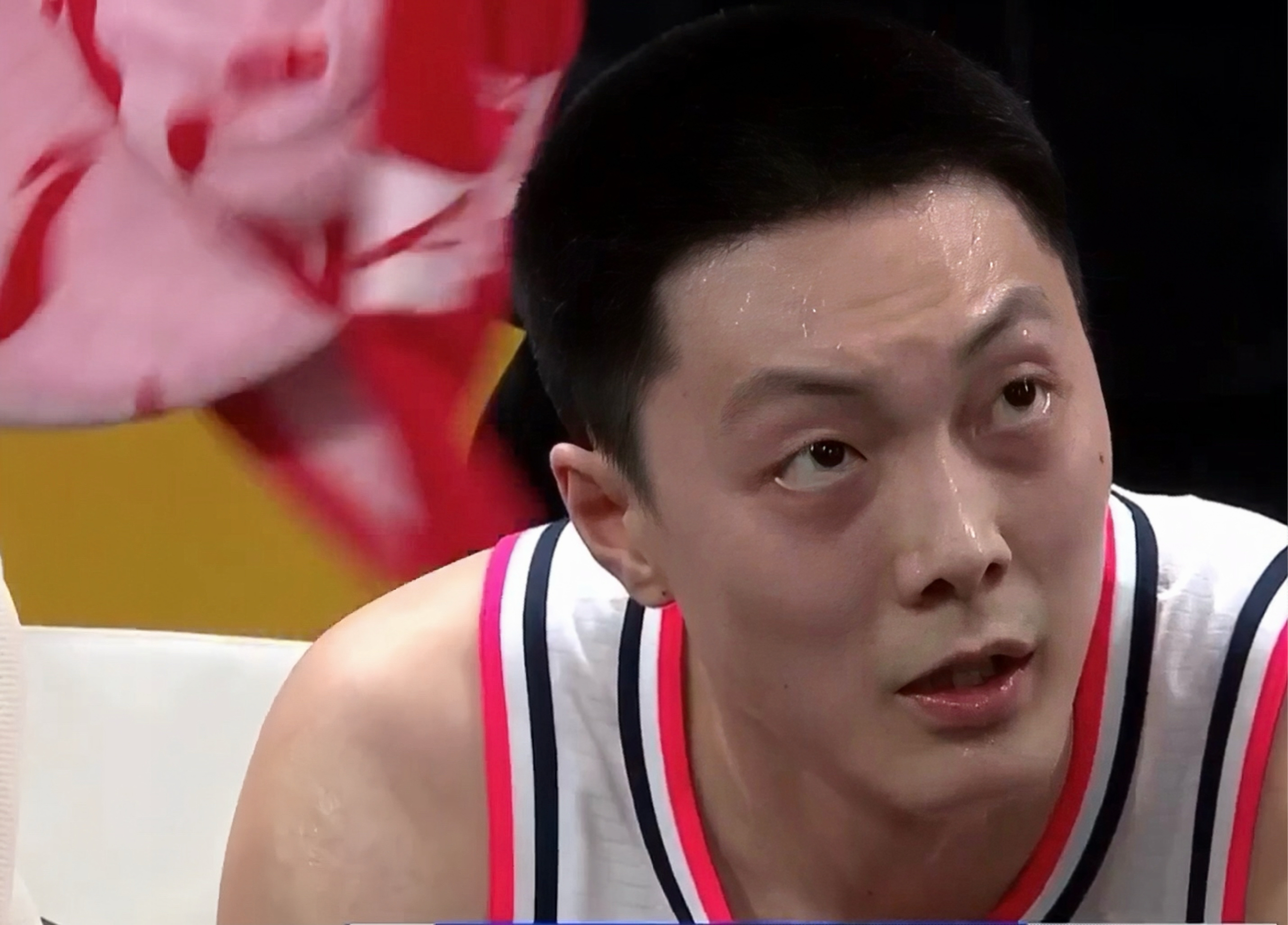 包含广东男篮球员受伤，离场半场的词条