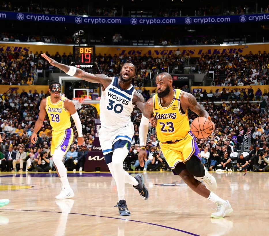 包含狼队主场占尽优势，轻松获胜的词条